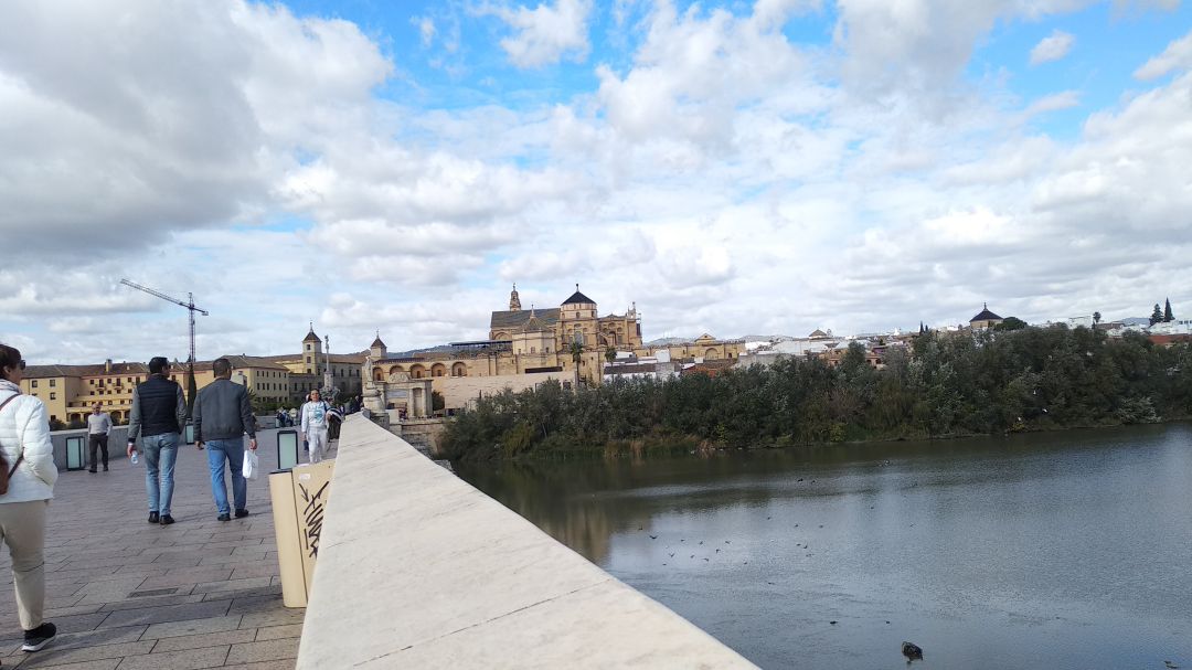 Turistas paseando por el Puente Romano de Córdoba Turistas paseando por el Puente Romano de Córdoba