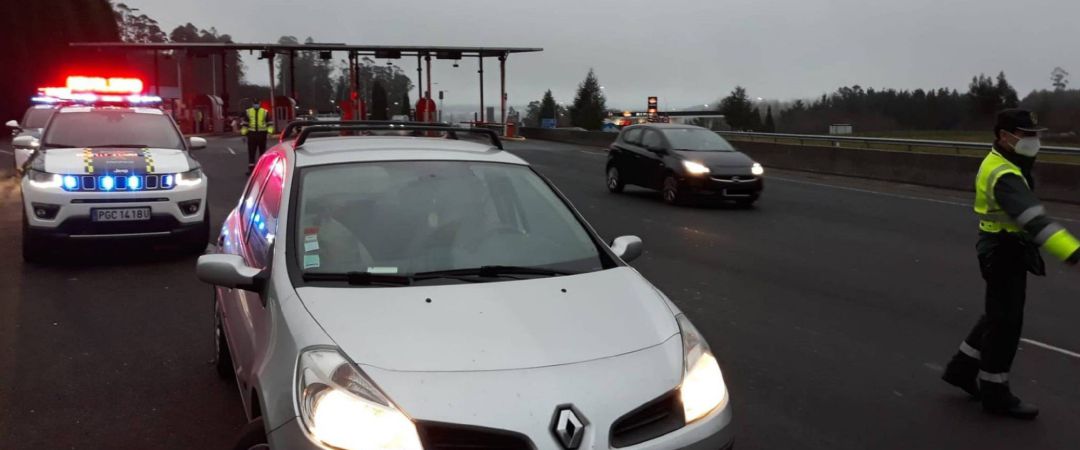 Coche inmovilizado en Arteixo (A Coruña) por dar positivo en alcoholemia y saltarse el cierre perimetral su conductor Coche inmovilizado en Arteixo (A Coruña) por dar positivo en alcoholemia y saltarse el cierre perimetral su conductor