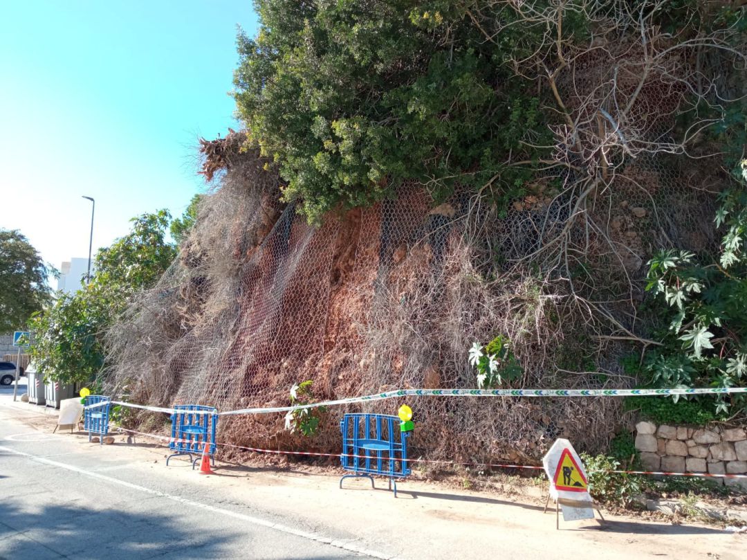 Momento en el que se desprendió el talud del puerto de Xàbia. Momento en el que se desprendió el talud del puerto de Xàbia.