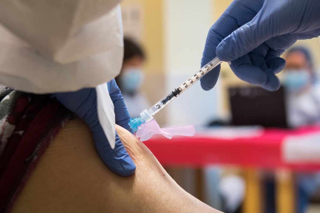 Comienza la aplicacion de la segunda dosis de la vacuna en las residencias de Extremadura Comienza la aplicacion de la segunda dosis de la vacuna en las residencias de Extremadura