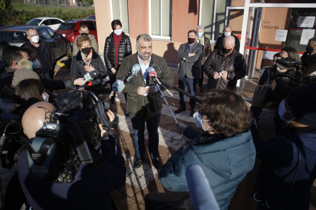 El alcalde de Oza - Cesuras, Pablo González ofrece declaraciones a los medios de comunicación después de los cinco minutos de silencio frente al Ayuntamiento del municipio El alcalde de Oza - Cesuras, Pablo González ofrece declaraciones a los medios de comunicación después de los cinco minutos de silencio frente al Ayuntamiento del municipio