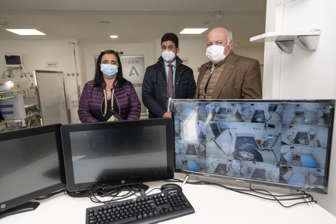 El consejero de Salud de la Junta de Andalucía (derecha de la imagen), Jesús Aguirre, en la inauguración de la nueva UCI del centro sanitario provincial doctor Olóriz de Granada El consejero de Salud de la Junta de Andalucía (derecha de la imagen), Jesús Aguirre, en la inauguración de la nueva UCI del centro sanitario provincial doctor Olóriz de Granada