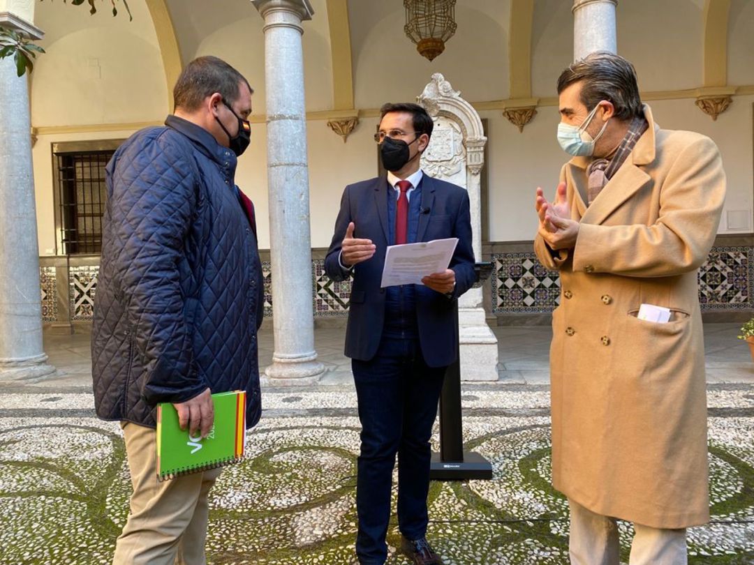 Los portavoces de Vox, PSOE y Podemos-IU en el Ayuntamiento de Granada, Onofre Miralles, Paco Cuenca y Antonio Cambril, en el patio del edificio consistorial tras forzar el proceso para redactar los presupuestos municipales para 2021 Los portavoces de Vox, PSOE y Podemos-IU en el Ayuntamiento de Granada, Onofre Miralles, Paco Cuenca y Antonio Cambril, en el patio del edificio consistorial tras forzar el proceso para redactar los presupuestos municipales para 2021
