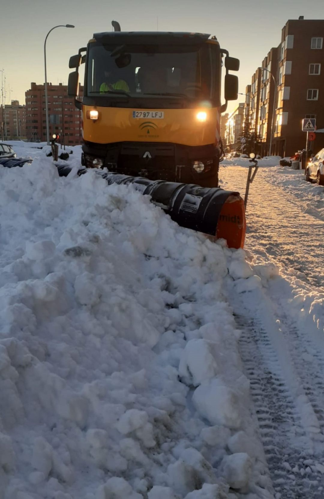 Maquinaria y personal de Guadix, limpiando las calles de Madrid de nieve. Maquinaria y personal de Guadix, limpiando las calles de Madrid de nieve.
