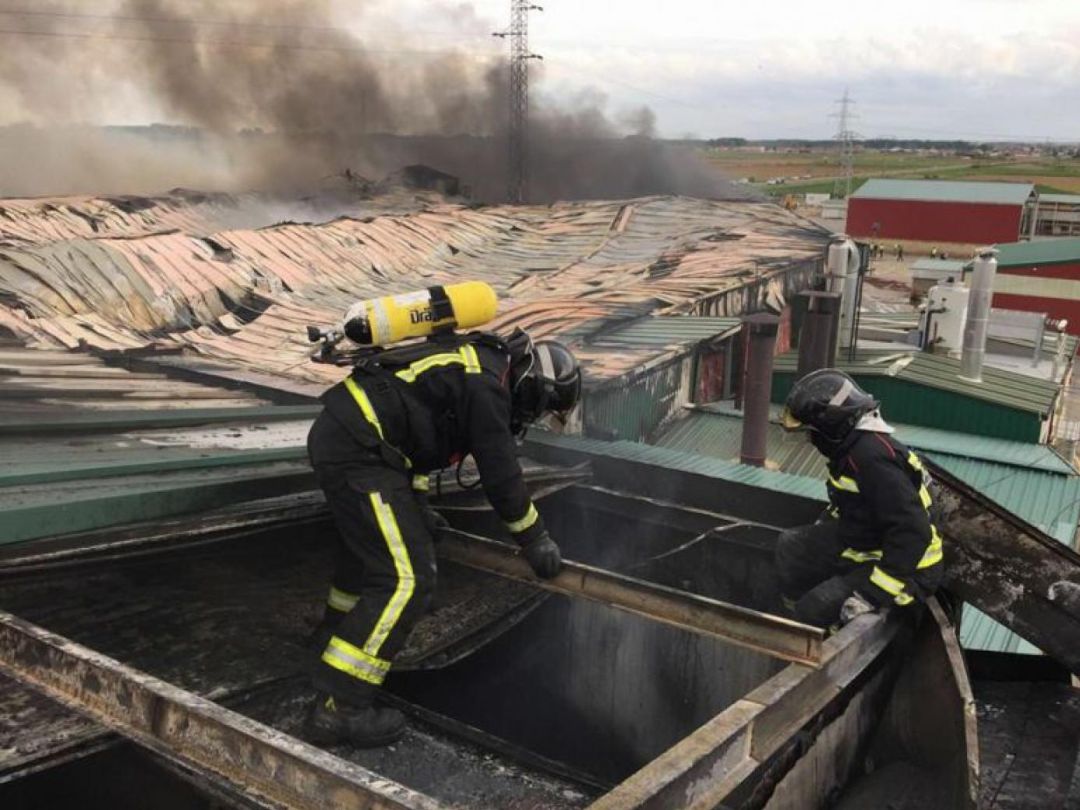 Los bomberos de León en una intervención Los bomberos de León en una intervención