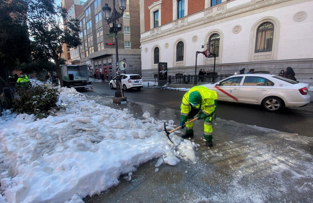 Un operario de limpieza retira hielo y nieve tras la gran nevada provocada por la borrasca 'Filomena', en Madrid. Un operario de limpieza retira hielo y nieve tras la gran nevada provocada por la borrasca 'Filomena', en Madrid.