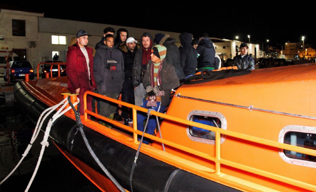 Salvamento Marítimo traslada a un grupo de inmigrantes al puerto de Motril Salvamento Marítimo traslada a un grupo de inmigrantes al puerto de Motril