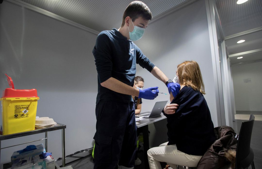 Un enfermero administra la vacuna Pfizer a una sanitaria este sábado en las instalaciones de REFENA de Pamplona donde ha comenzado la vacunación contra la Covid-19 a personal sanitario del Servicio Navarro de Salud de la Comarca de Pamplona Un enfermero administra la vacuna Pfizer a una sanitaria este sábado en las instalaciones de REFENA de Pamplona donde ha comenzado la vacunación contra la Covid-19 a personal sanitario del Servicio Navarro de Salud de la Comarca de Pamplona