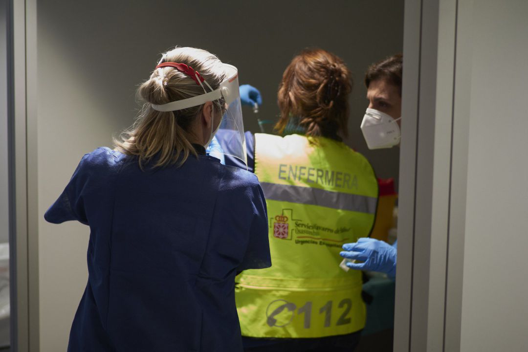 Tres trabajadoras sanitarias, en un centro de Refena donde se ha administrado la vacuna contra la COVID-19 a profesionales sociosanitarios, en Pamplona Tres trabajadoras sanitarias, en un centro de Refena donde se ha administrado la vacuna contra la COVID-19 a profesionales sociosanitarios, en Pamplona
