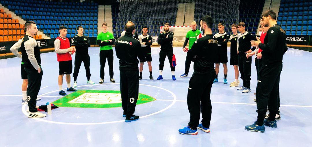La plantilla del Anaita en su regreso a unos entrenamientos suspendidos ahora al detectarse los positivos La plantilla del Anaita en su regreso a unos entrenamientos suspendidos ahora al detectarse los positivos