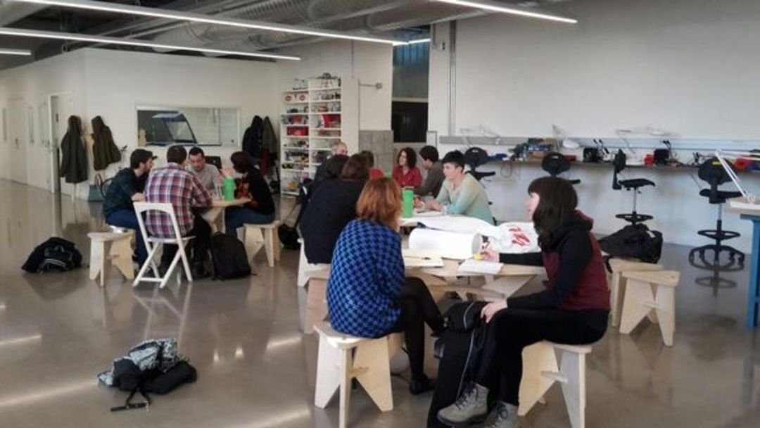 Un grupo de personas participa en un taller. Un grupo de personas participa en un taller.