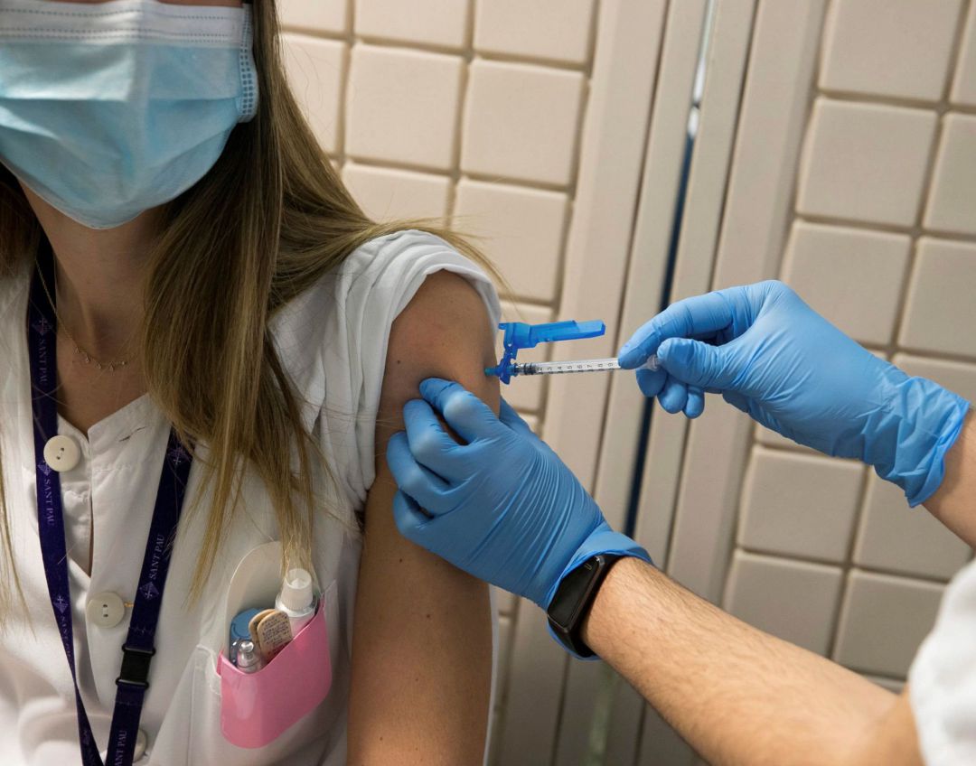 Una sanitaria recibe una dosis de la vacuna contra la Covid. Una sanitaria recibe una dosis de la vacuna contra la Covid.