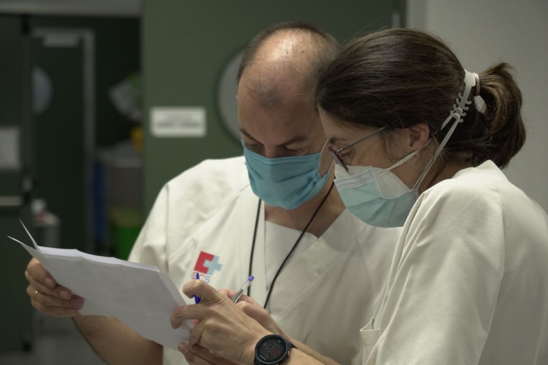 Profesionales sanitarios en Valdecilla, donde la presión hospitalaria sigue creciendo. Profesionales sanitarios en Valdecilla, donde la presión hospitalaria sigue creciendo.