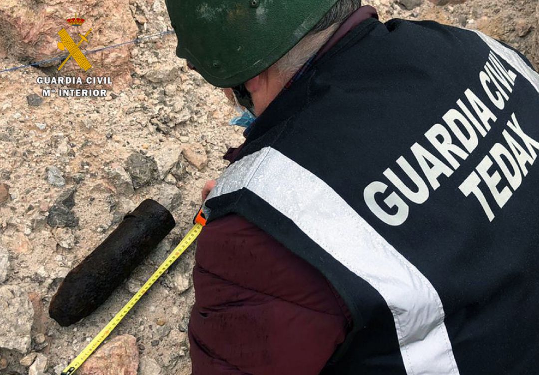 Agente del grupo de Técnicos Especialistas en Desactivación de Explosivos (TEDAX) de la Guardia Civil de Cantabria, comprobando el artefacto encontrado en Limpias Agente del grupo de Técnicos Especialistas en Desactivación de Explosivos (TEDAX) de la Guardia Civil de Cantabria, comprobando el artefacto encontrado en Limpias