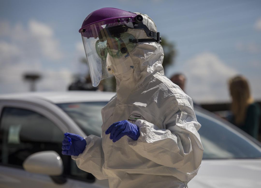 Un sanitario preparado para realizar pruebas PCR Un sanitario preparado para realizar pruebas PCR