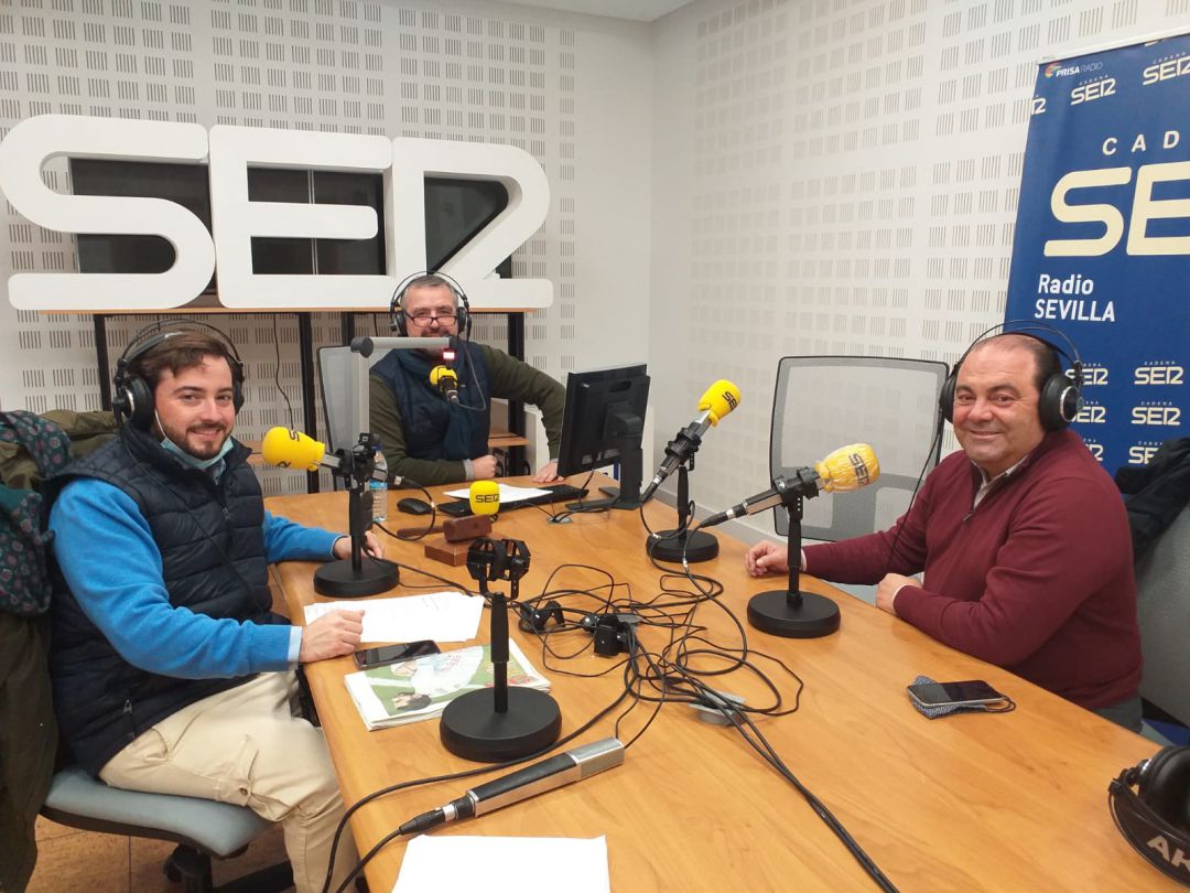 De izquierda a derecha, José Manuel Peña, Paco García y el hermano mayor de San Bernardo, Javier Gómez De izquierda a derecha, José Manuel Peña, Paco García y el hermano mayor de San Bernardo, Javier Gómez