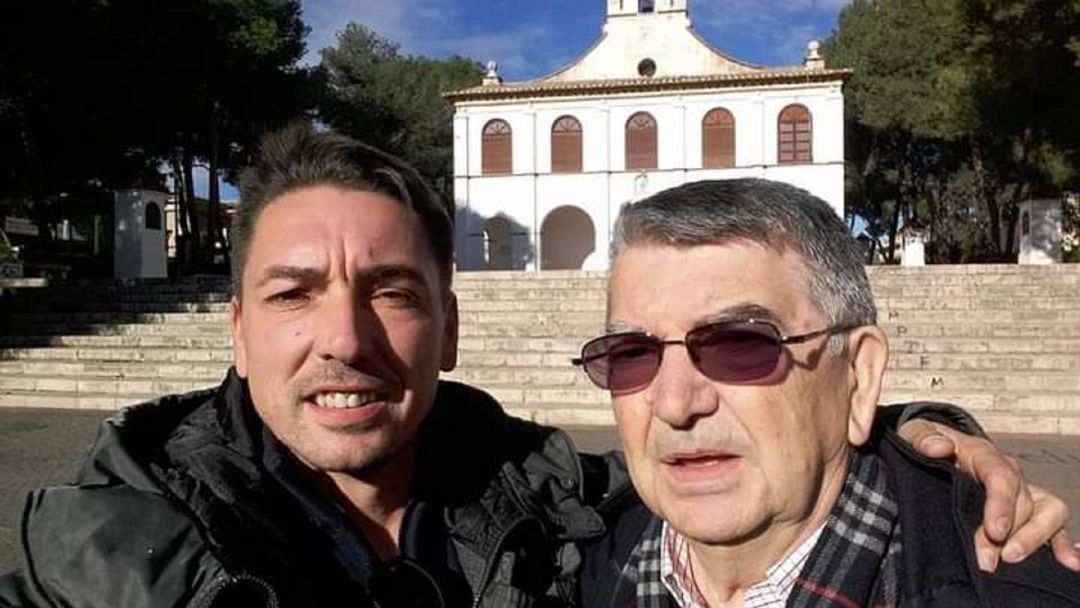 Miki Vukovic junto a su hijo Dejan en la ermita de Godella Miki Vukovic junto a su hijo Dejan en la ermita de Godella