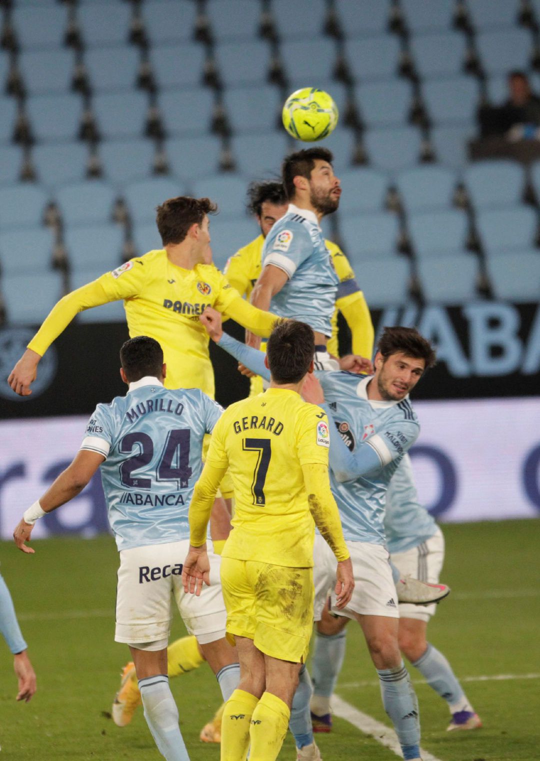Araújo cabecea un balón entre jugadores del Villarreal Araújo cabecea un balón entre jugadores del Villarreal