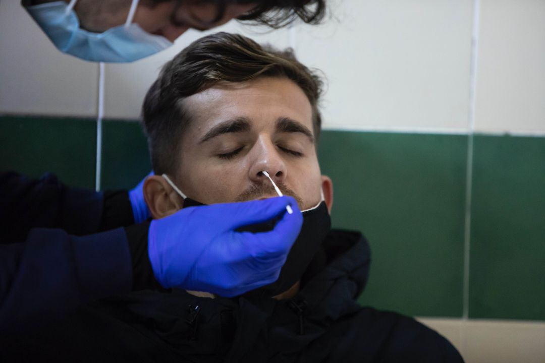 Un jugador del Guijuelo sometiéndose a la prueba Covid Un jugador del Guijuelo sometiéndose a la prueba Covid