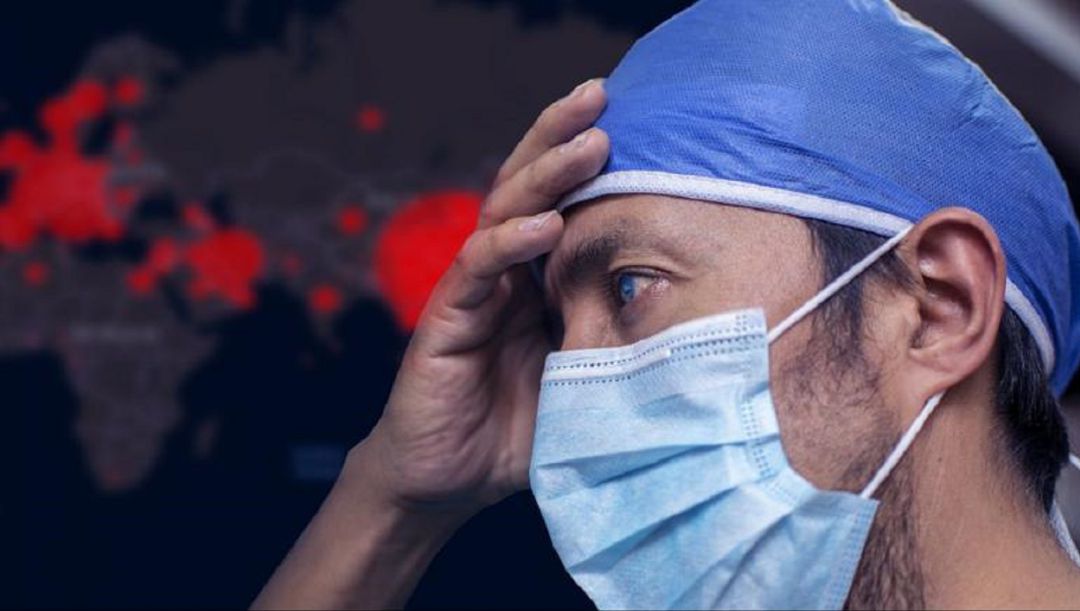 Sanitario lamentándose Sanitario lamentándose