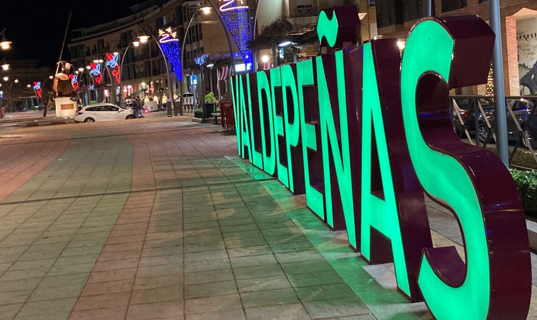 Imagen de las letras corpóreas de Valdepeñas, situadas en la zona del Canal Imagen de las letras corpóreas de Valdepeñas, situadas en la zona del Canal