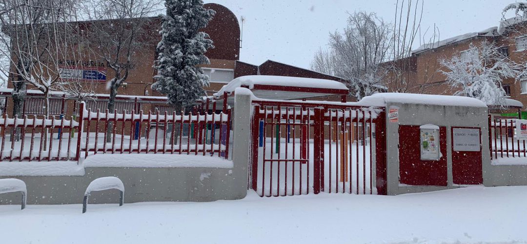 La nieve cubre un centro educativo La nieve cubre un centro educativo