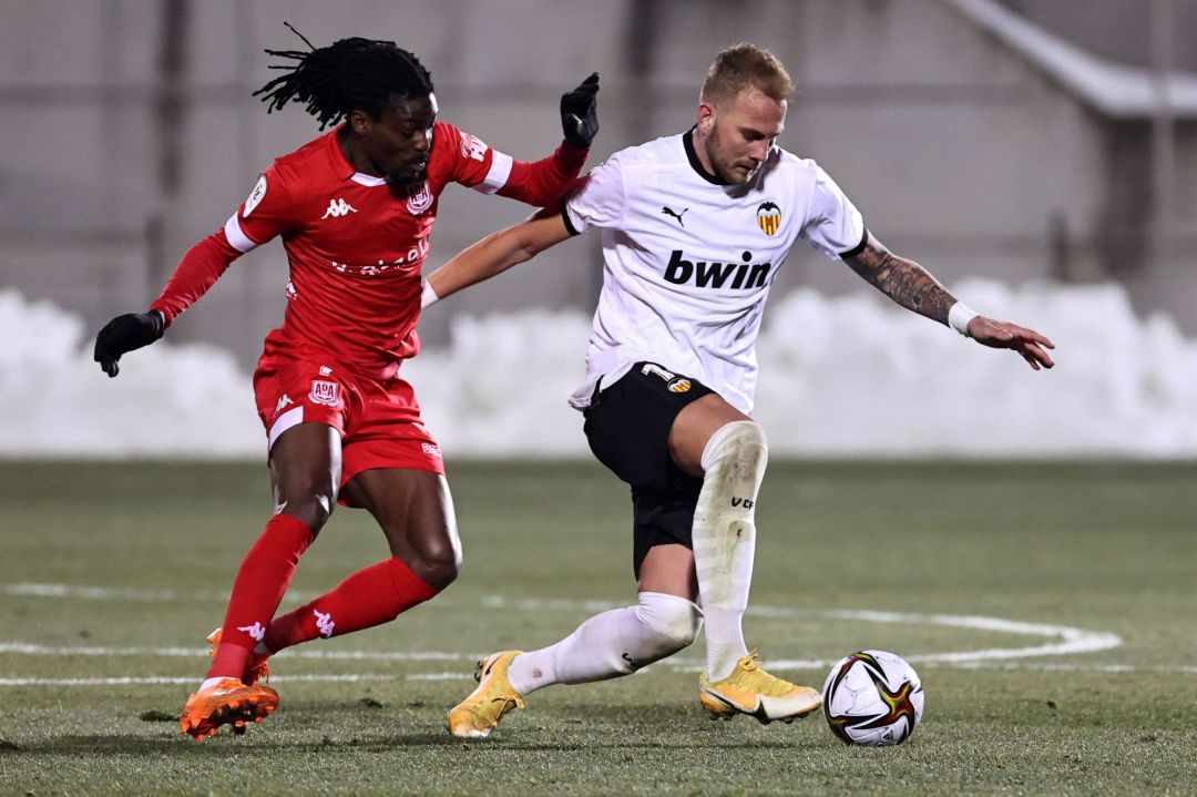 Jugada entre el Alcorcón y el Valencia Jugada entre el Alcorcón y el Valencia
