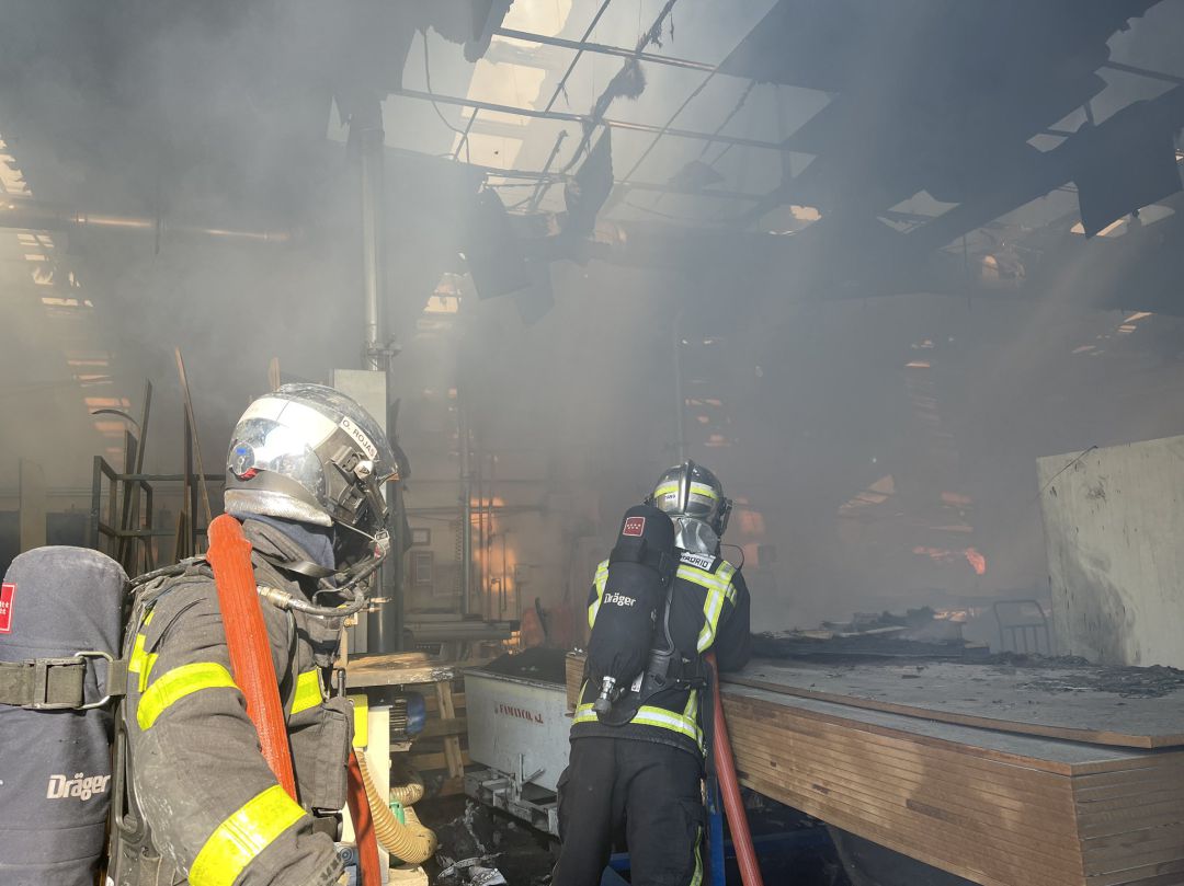 Hasta once dotaciones de bomberos trabajaron para controlar el incendio. Hasta once dotaciones de bomberos trabajaron para controlar el incendio.