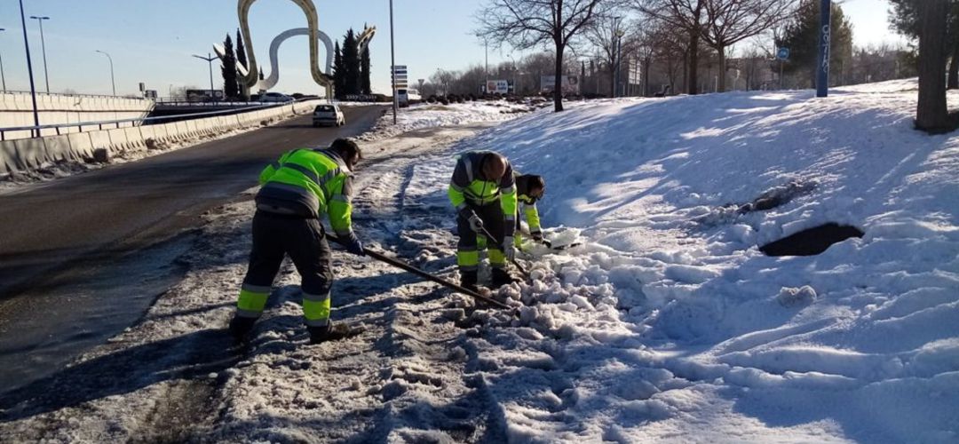 Los trabajos de limpieza de nieve y hielo se compaginan ahora con la preparación ante las lluvias previstas para esta semana Los trabajos de limpieza de nieve y hielo se compaginan ahora con la preparación ante las lluvias previstas para esta semana