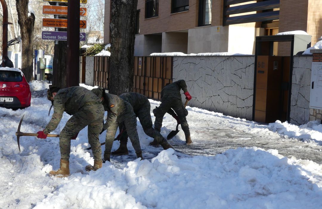 Efectivos del Ejército quita nieve en las provincias de Toledo y Guadalajara Efectivos del Ejército quita nieve en las provincias de Toledo y Guadalajara