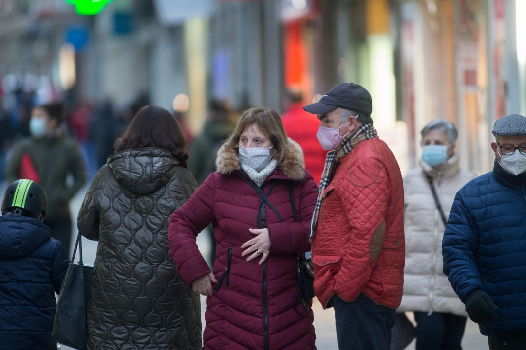 Un hombre y una mujer con mascarilla el primer día del cierre perimetral decretado en Lugo, Galicia Un hombre y una mujer con mascarilla el primer día del cierre perimetral decretado en Lugo, Galicia