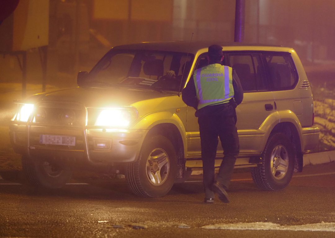 Controles policiales en Valladolid el día de la entrada en vigor del toque de queda a las 20.00 horas por la crisis del coronavirus Controles policiales en Valladolid el día de la entrada en vigor del toque de queda a las 20.00 horas por la crisis del coronavirus