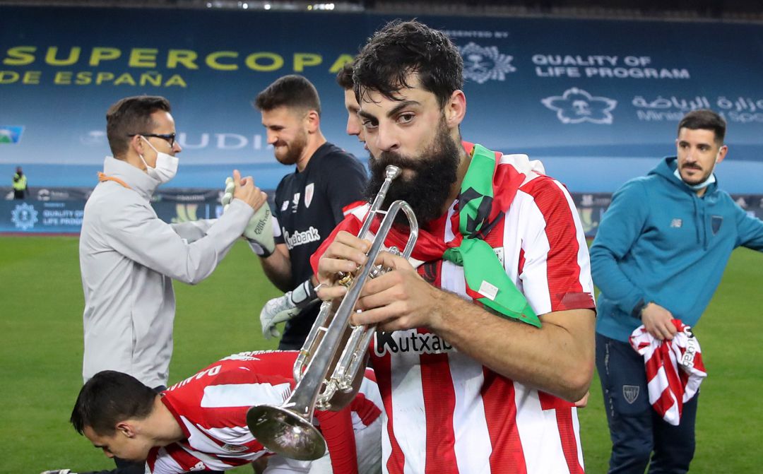 Asier Villalibre celebra la victoria en la Supercopa. Asier Villalibre celebra la victoria en la Supercopa.
