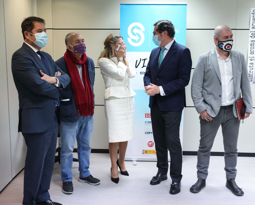 El presidente de CEOE, Antonio Garamendi; el líder de UGT, Pepe Álvarez; la ministra de Trabajo, Yolanda Díaz; el presidente de Cepyme, Gerardo Cuevas; y el líder de CCOO, Unai Sordo. El presidente de CEOE, Antonio Garamendi; el líder de UGT, Pepe Álvarez; la ministra de Trabajo, Yolanda Díaz; el presidente de Cepyme, Gerardo Cuevas; y el líder de CCOO, Unai Sordo.