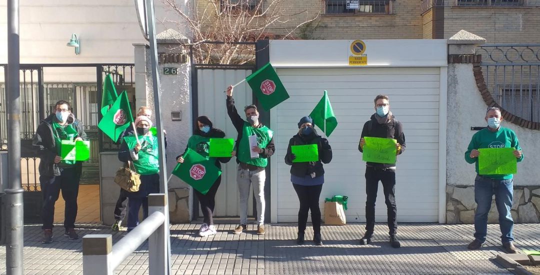 Miembros de la AABI y la PAH ante la sede del Juzgado Decano de Jaén. Miembros de la AABI y la PAH ante la sede del Juzgado Decano de Jaén.