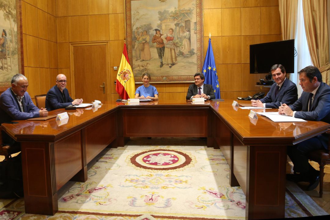 Los ministros de Trabajo y Seguridad Social, Yolanda Díaz y José Luis Escrivá, se reúnen con los secretarios generales de CCOO y UGT y con los presidente de CEOE y Cepyme. Los ministros de Trabajo y Seguridad Social, Yolanda Díaz y José Luis Escrivá, se reúnen con los secretarios generales de CCOO y UGT y con los presidente de CEOE y Cepyme.