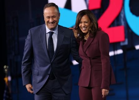 Kamala Harris y su marido Douglas Emhoff en la convención del Partido Demócrata del pasado mes de agosto. Emhoff se convertirá este miércoles en el primer 'second gentlemen' (segundo caballero) de la historia del país Kamala Harris y su marido Douglas Emhoff en la convención del Partido Demócrata del pasado mes de agosto. Emhoff se convertirá este miércoles en el primer 'second gentlemen' (segundo caballero) de la historia del país