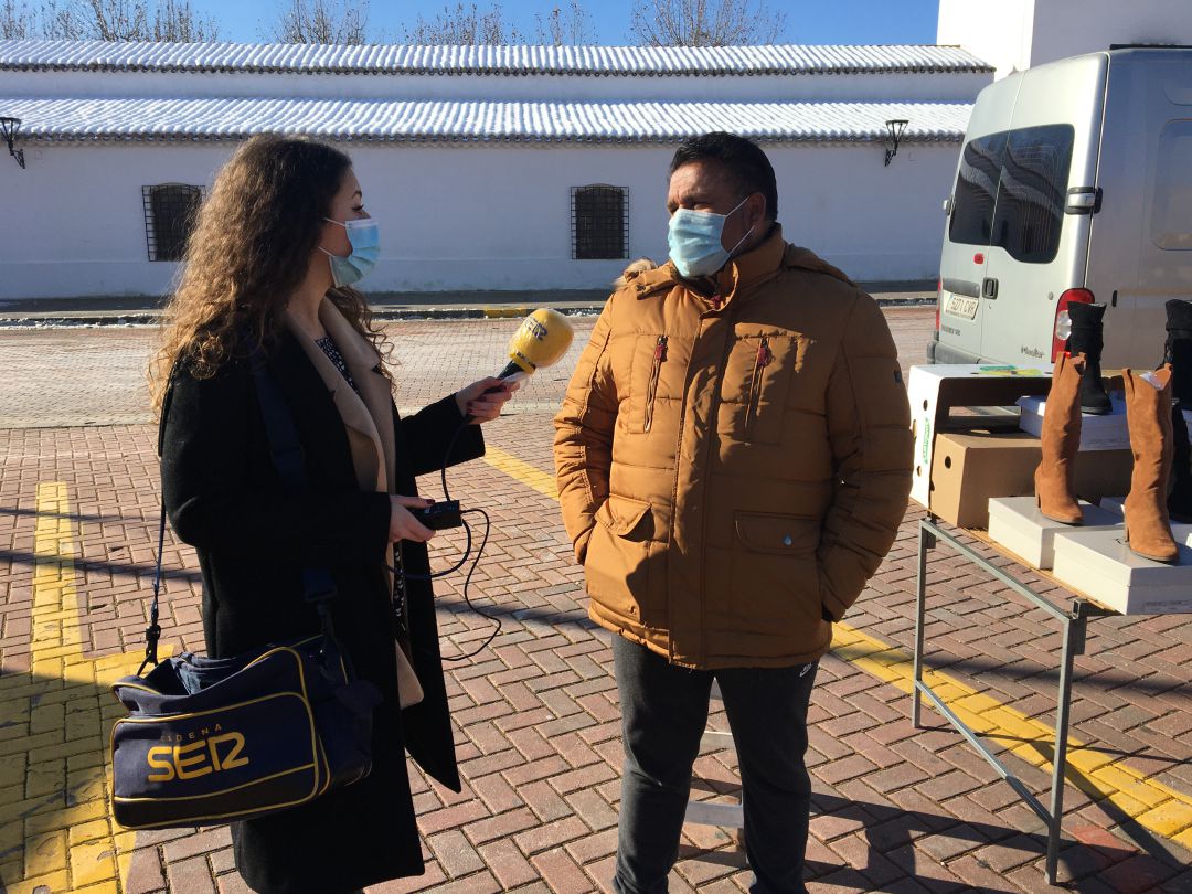 Vendedor ambulante de textil en Los Invasores. Vendedor ambulante de textil en Los Invasores.