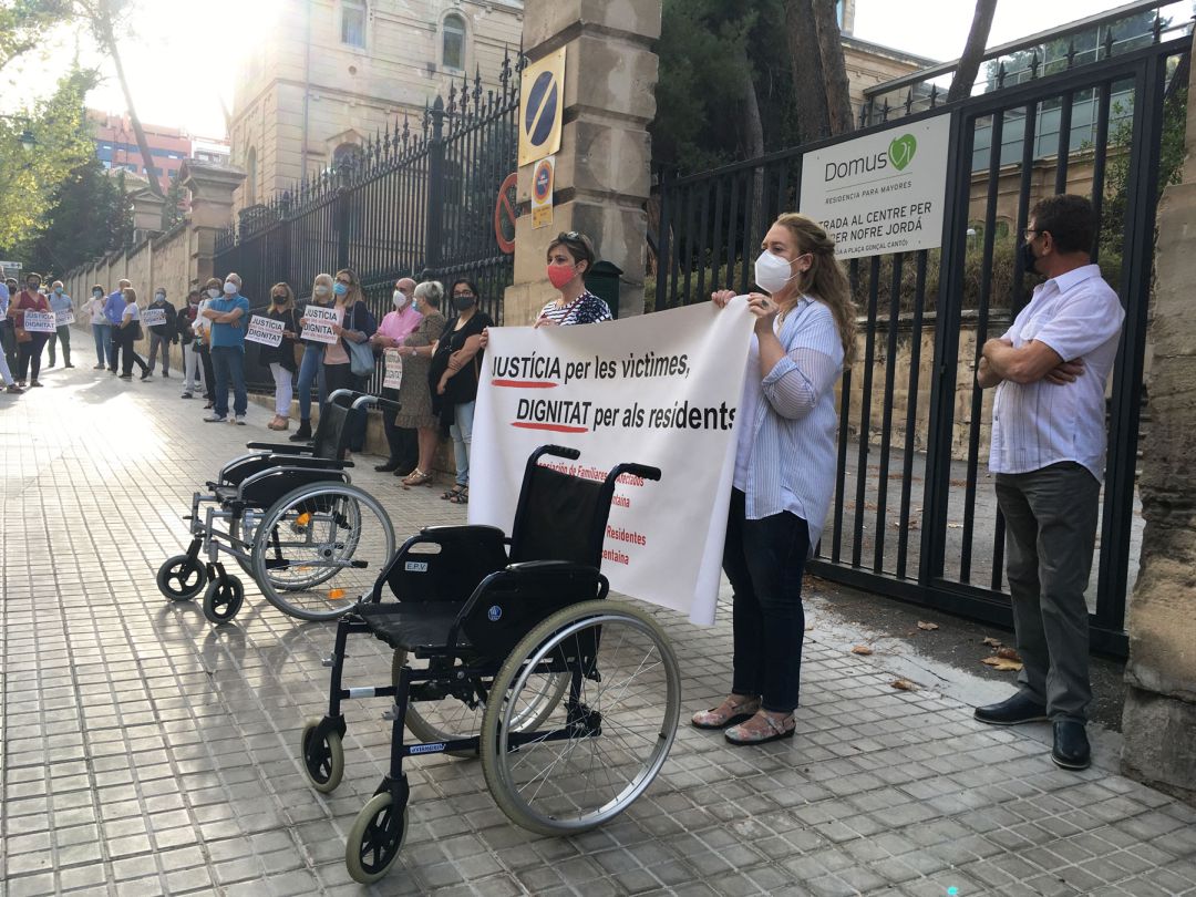 Una protesta realizada por los familiares de DomusVi Alcoy Una protesta realizada por los familiares de DomusVi Alcoy