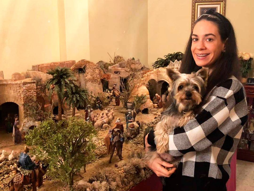 Noelia Nácher y su mascota ante el belén ganador Noelia Nácher y su mascota ante el belén ganador