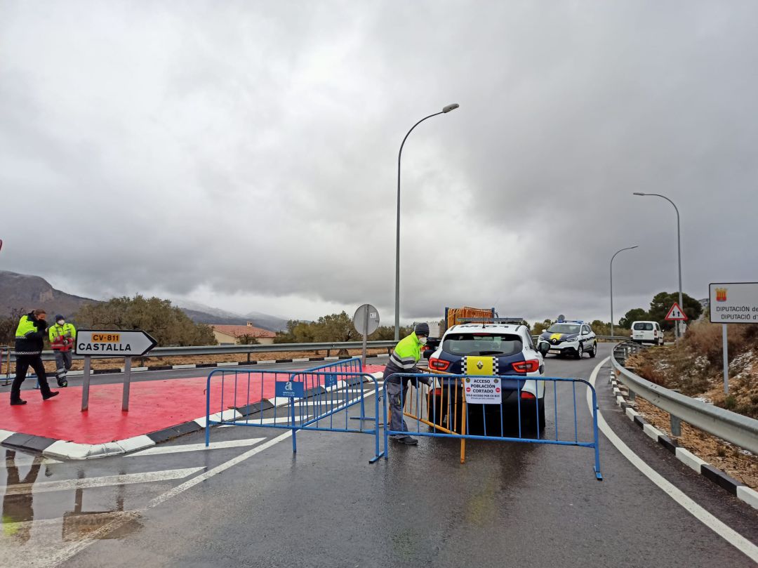 Imagen de uno de los controles de acceso a Castalla. Imagen de uno de los controles de acceso a Castalla.
