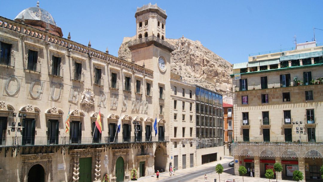 Fachada del palacio consisorial en la plaza del Ayuntamiento Fachada del palacio consisorial en la plaza del Ayuntamiento