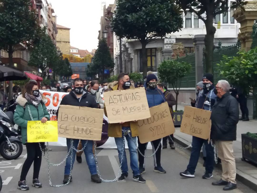 Concentración de los hosteleros frente a la Junta General en Oviedo Concentración de los hosteleros frente a la Junta General en Oviedo