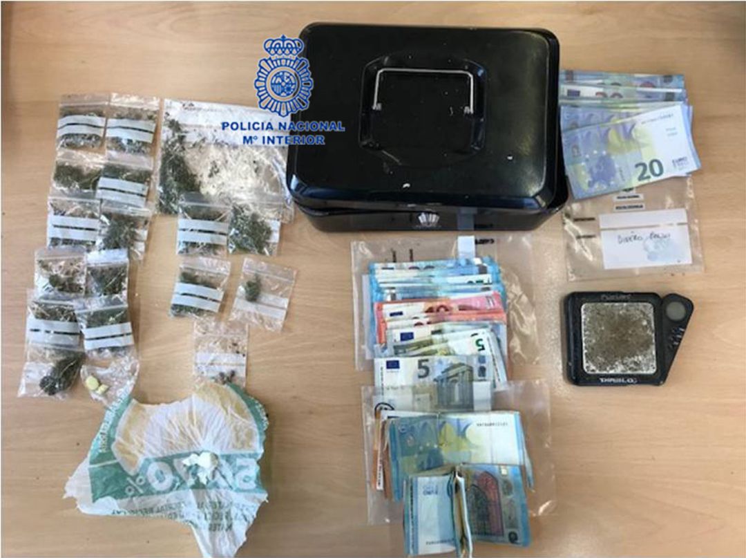 Material incautadoen el domicilio de la detenida Material incautadoen el domicilio de la detenida