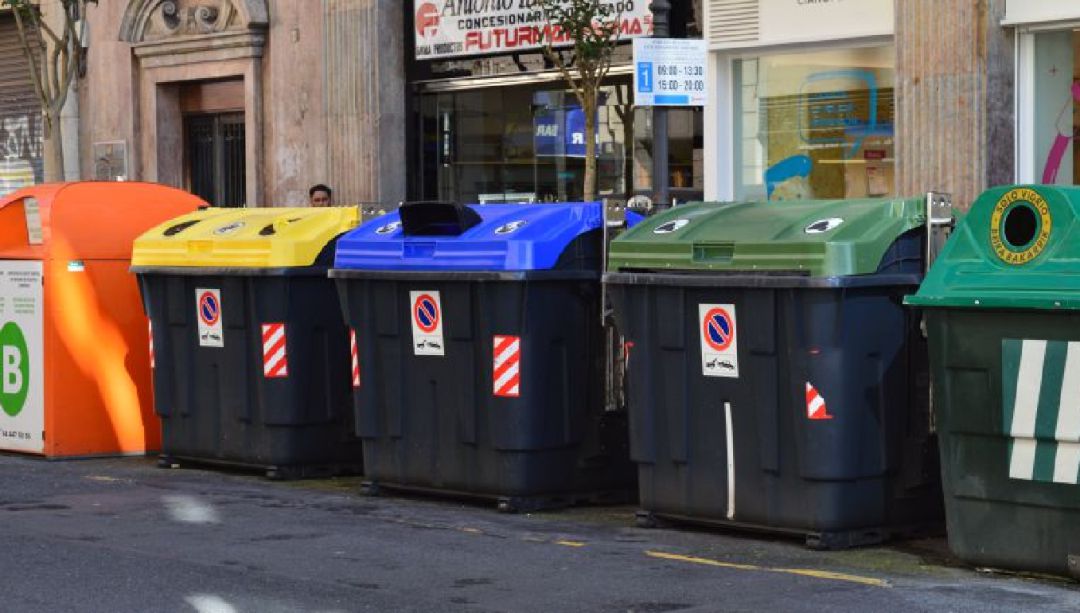 Durante una inspección realizada en las inmediaciones, los agentes han localizado en el interior de un contenedor de basura a un varón, que se correspondía con la descripción física del presunto autor y que llevaba la caja registradora sustraída en el local. Durante una inspección realizada en las inmediaciones, los agentes han localizado en el interior de un contenedor de basura a un varón, que se correspondía con la descripción física del presunto autor y que llevaba la caja registradora sustraída en el local.