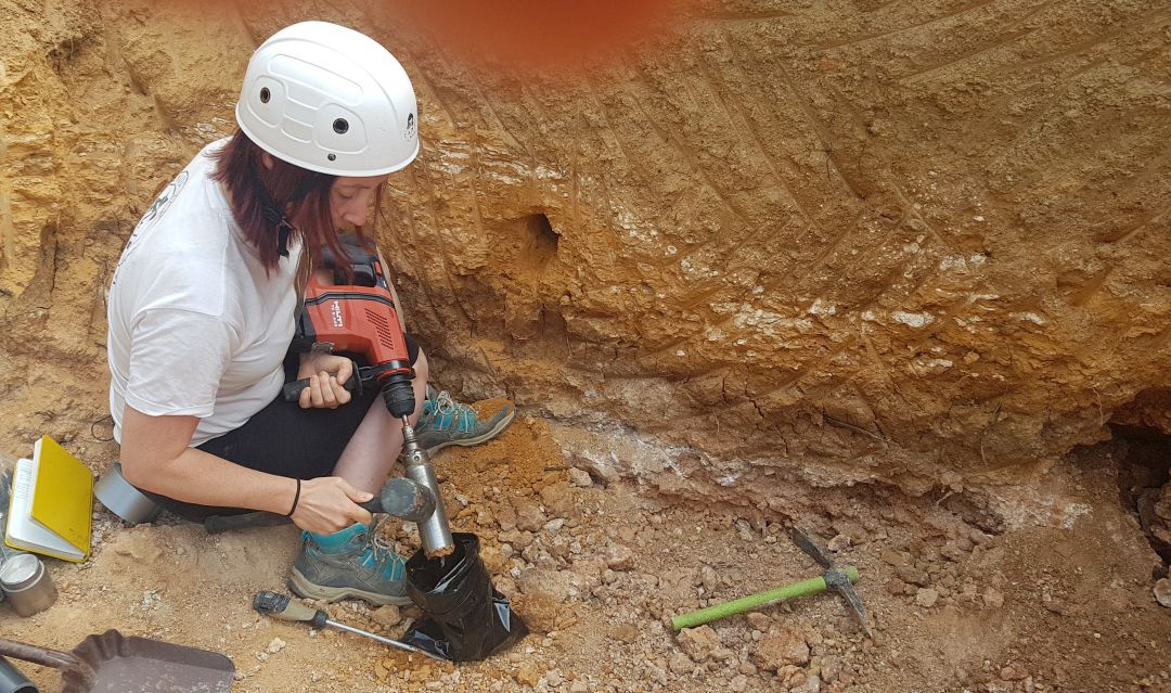 Davinia Moreno tomando muestras en Gran Dolina (Atapuerca) Davinia Moreno tomando muestras en Gran Dolina (Atapuerca)