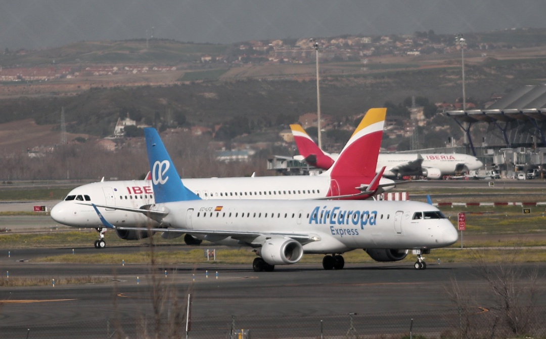 Un avión de Iberia y otro de Air Europa en las pistas del Aeropuerto de Barajas Un avión de Iberia y otro de Air Europa en las pistas del Aeropuerto de Barajas