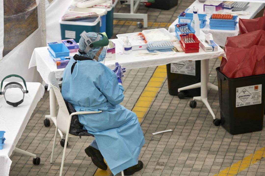 Una sanitaria en plena jornada de pruebas PCR Una sanitaria en plena jornada de pruebas PCR