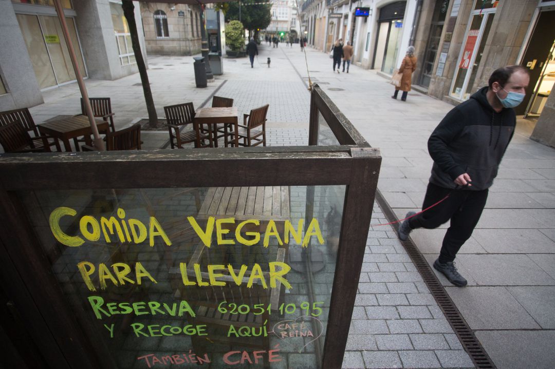 Un hombre pasa por delante de la terraza de un restaurante el 15 de enero de 2021 Un hombre pasa por delante de la terraza de un restaurante el 15 de enero de 2021