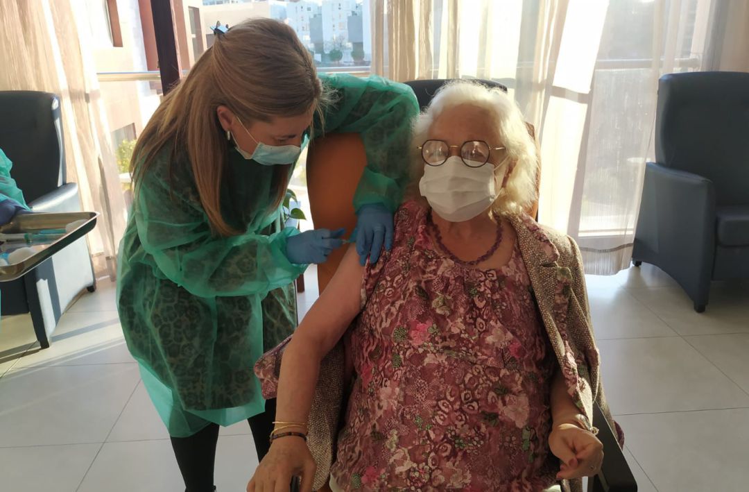 Pilar Martín, de 78 años, ha recibido la segunda dosis de la vacuna contra la covid en la residencia de mayores Fray Leopoldo de Granada Pilar Martín, de 78 años, ha recibido la segunda dosis de la vacuna contra la covid en la residencia de mayores Fray Leopoldo de Granada